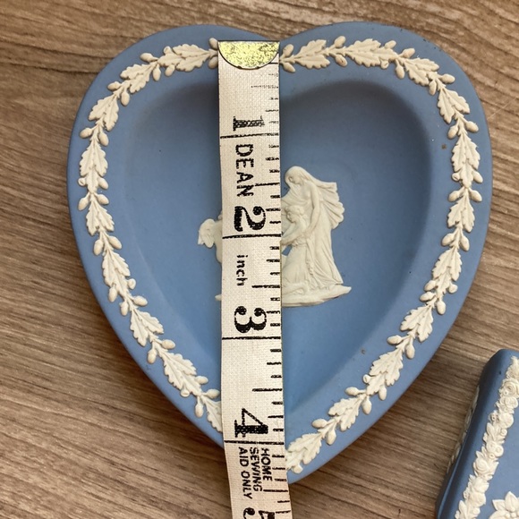 Wedgwood England jasperware vesta match box and heart plate - Picture 6 of 16